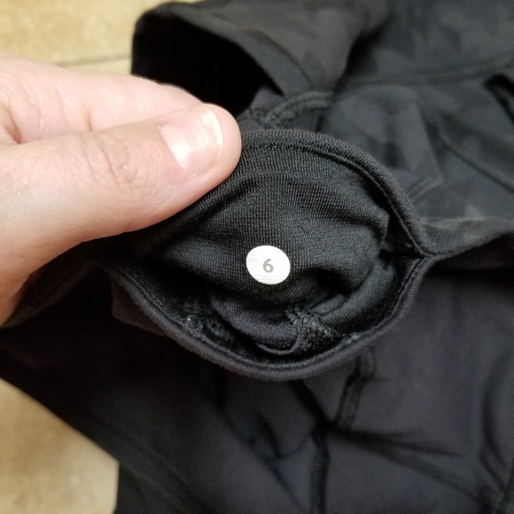 SOLD Lululemon sun salutation black camo sz 6 - Picture 4 of 7